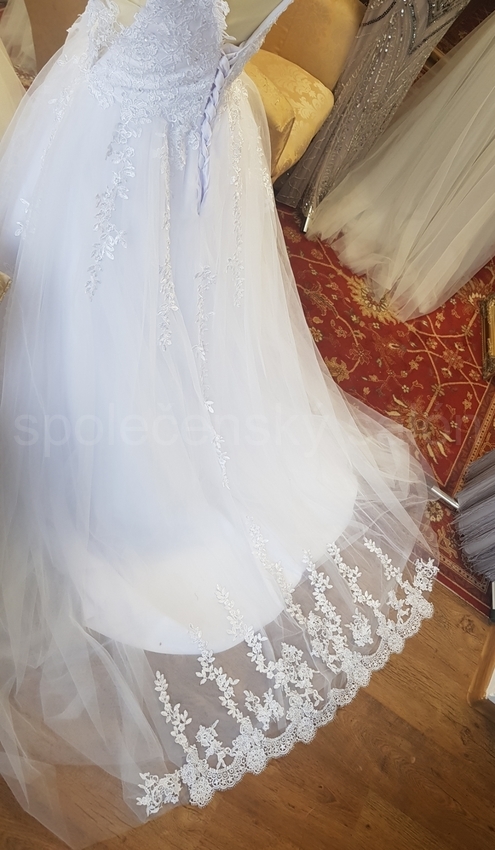 svatební šaty krajkové s vlečkou