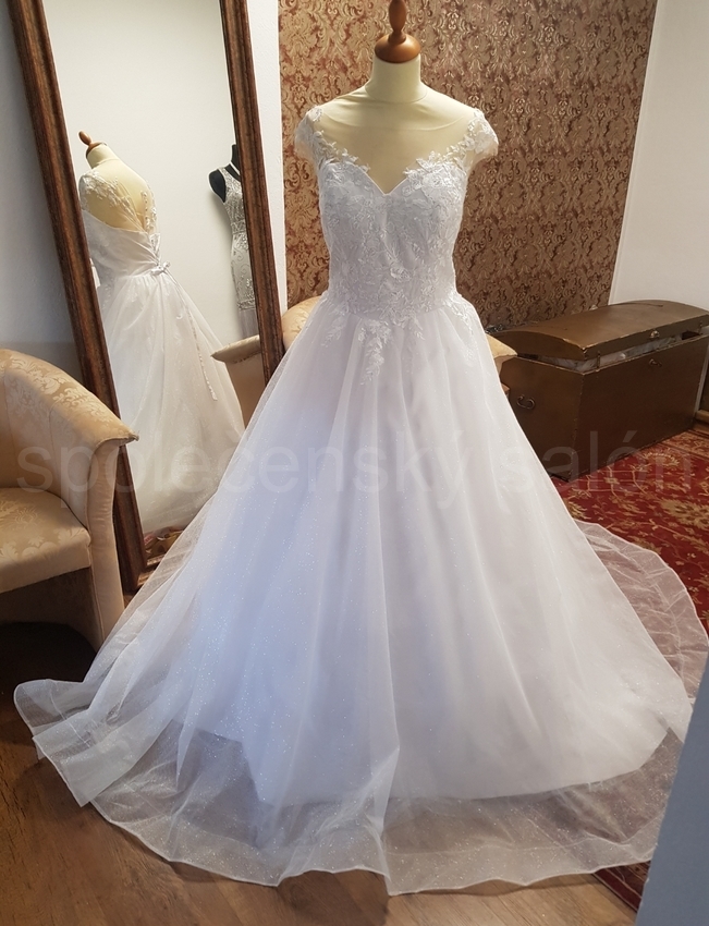  třpytivé svatební šaty bílé