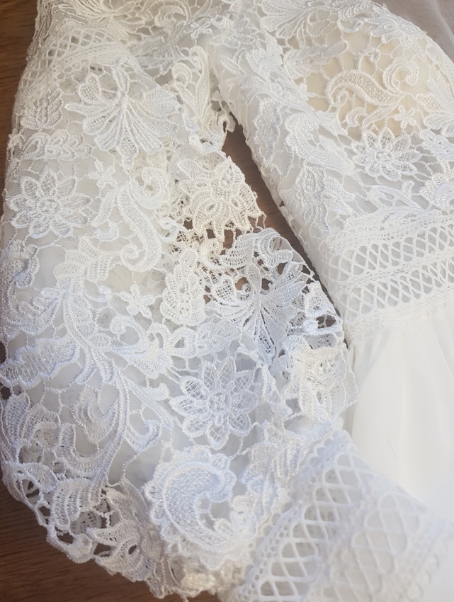 smetanové svatební šaty s rukávy boho 