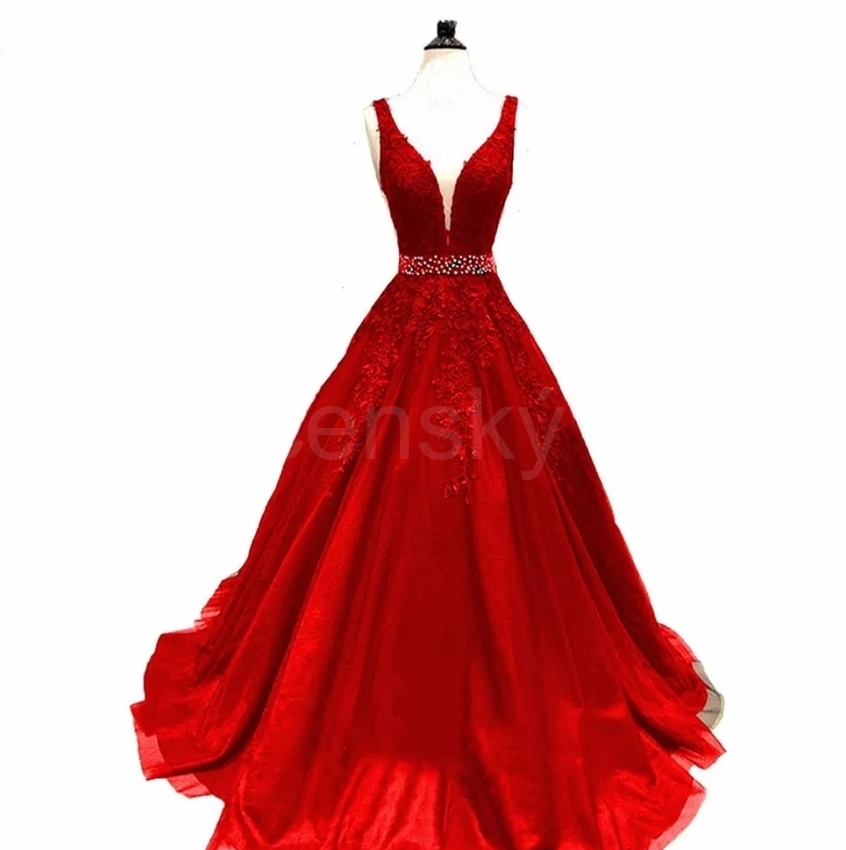 Krajkové červené plesové šaty 