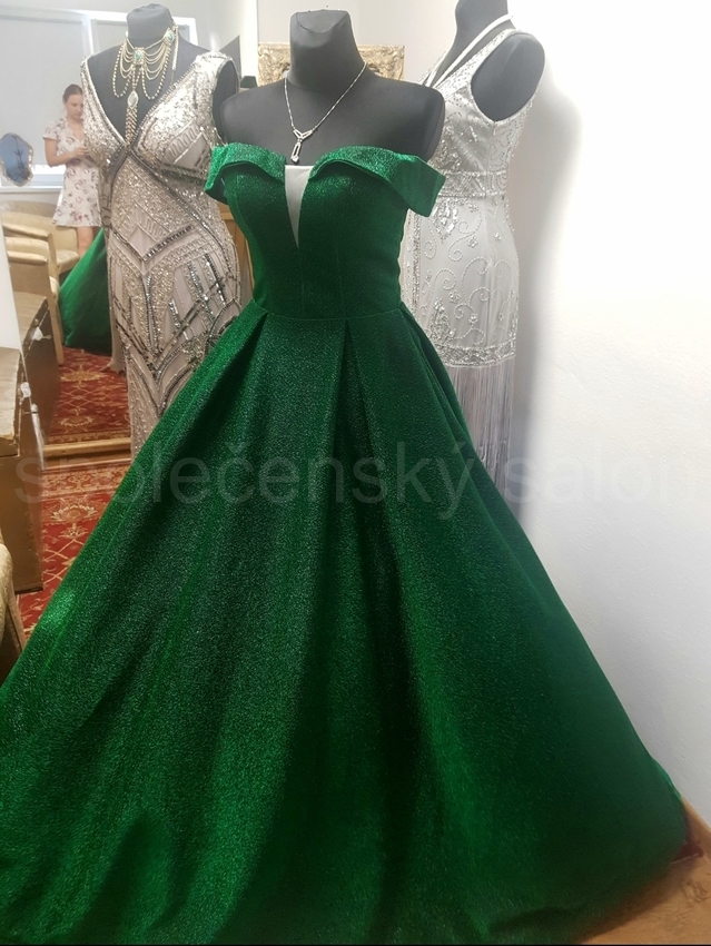  Zelené třpytivé plesové šaty