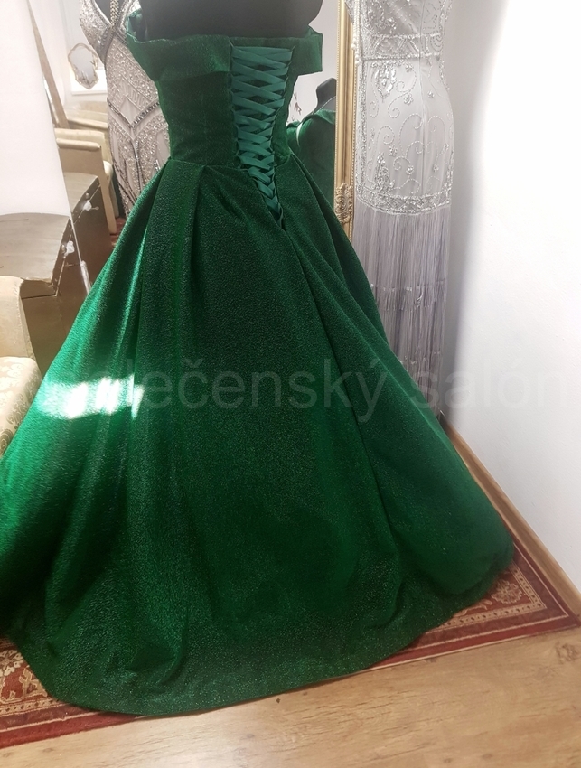  Zelené třpytivé plesové šaty