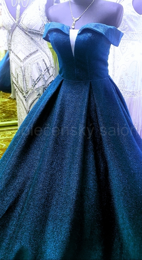  Tmavě modré třpytivé plesové šaty 