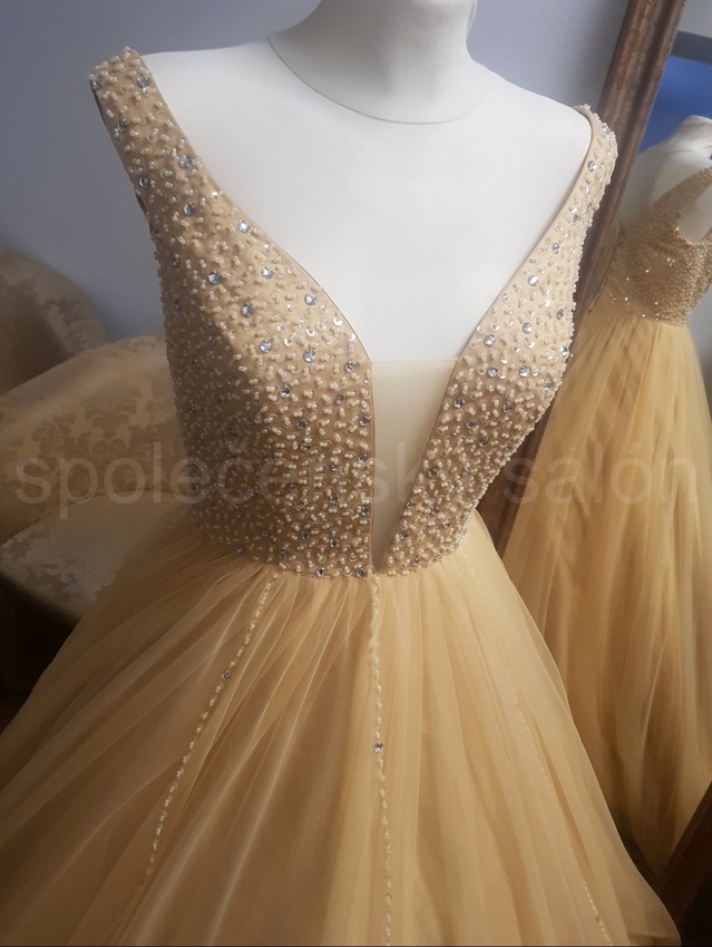  champagne pudrové plesové šaty s korálky 