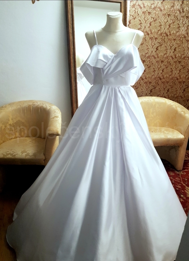 bílé saténové svatební šaty se spadlými ramínky