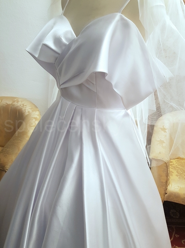 bílé saténové svatební šaty se spadlými ramínky
