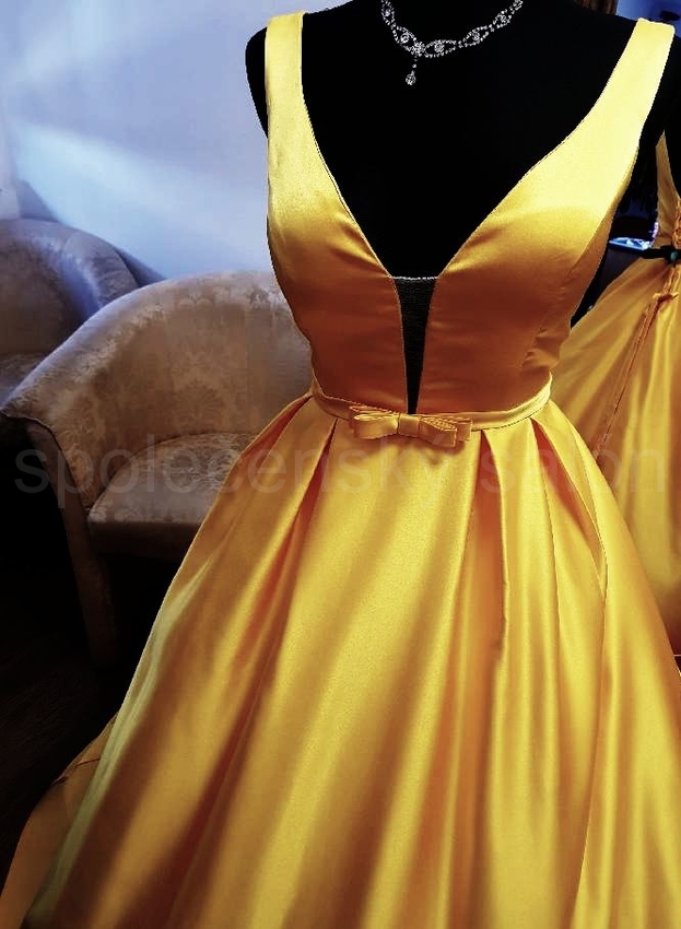 žluté saténové plesové šaty na ramínka