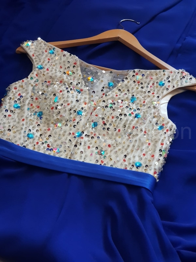 korálkové společenské bílomodré plesové šaty