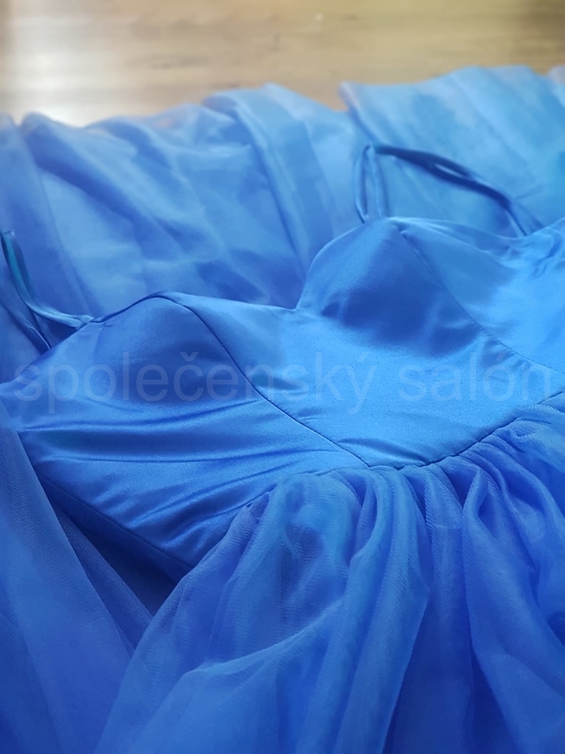 modré hladké tylové plesové šaty na ramínka