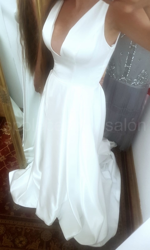   saténové svatební šaty s rozparkem